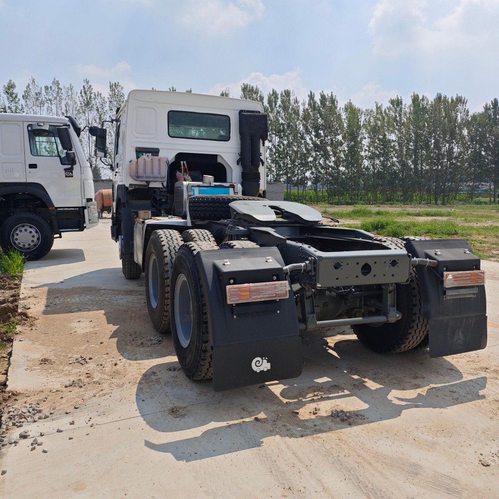 SINOTRUK HOWO 371hp 6X4 tractor