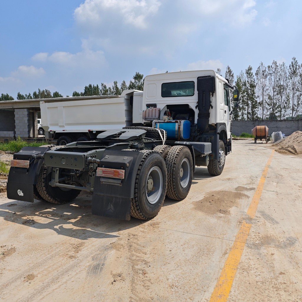 SINOTRUK HOWO 371hp 6X4 tractor