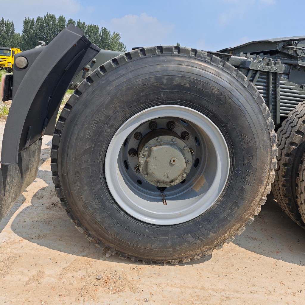 SINOTRUK HOWO 371hp 6X4 tractor